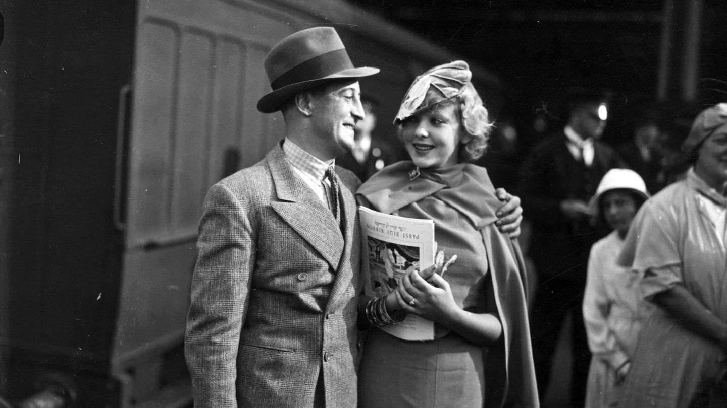 Bahnhof Waterloo im Jahre 1933: Der englische Schauspieler und Produzent Stanley Lupino (1896 - 1942) verabschiedet seine Tochter Lupino.