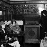 Zug fahren und dabei Radio hören:  An Bord der London and North Eastern Railway im Jahre 1930.