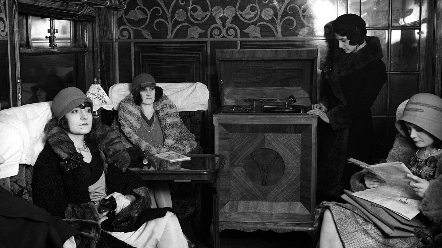 Zug fahren und dabei Radio hören:  An Bord der London and North Eastern Railway im Jahre 1930.