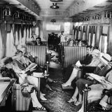 Gut behütet im Zug: Ein Blick in einen Waggon der Canadian Pacific Railway um 1930 in Nordamerika.