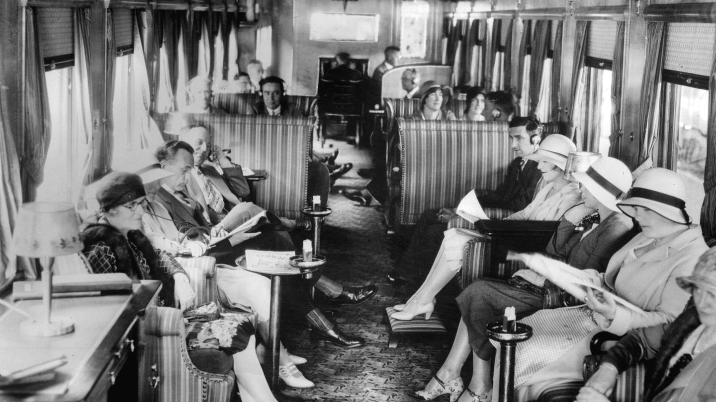 Gut behütet im Zug: Ein Blick in einen Waggon der Canadian Pacific Railway um 1930 in Nordamerika.