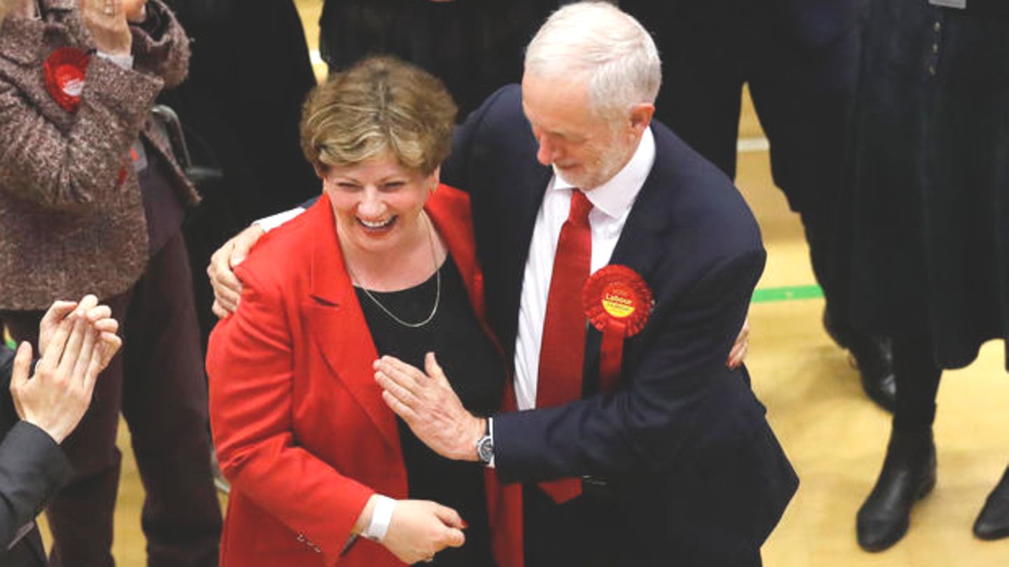 Labour-Chef Jeremy Corbyn mit der außenpolitischen Sprecherin der Labour-Fraktion, Emily Thornberry