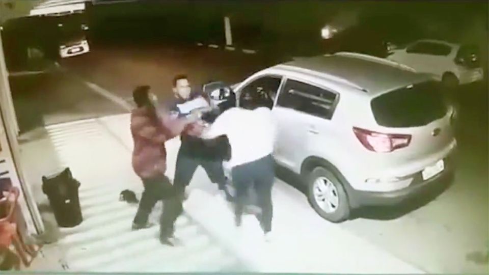 Autodiebe Brasilien Überfall Brasilien: Frau rettet Sohn aus Auto - Sekunden bevor es geklaut wird