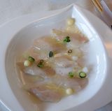 Als Vorspeise gibt es ein gebeiztes Doradenfilet im Holunderblütensud