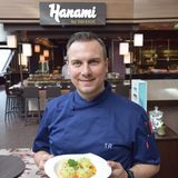 Tim Raue serviert eines seiner Signature-Gerichte: Wasabi-Garnele