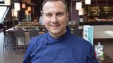 Tim Raue serviert eines seiner Signature-Gerichte: Wasabi-Garnele
