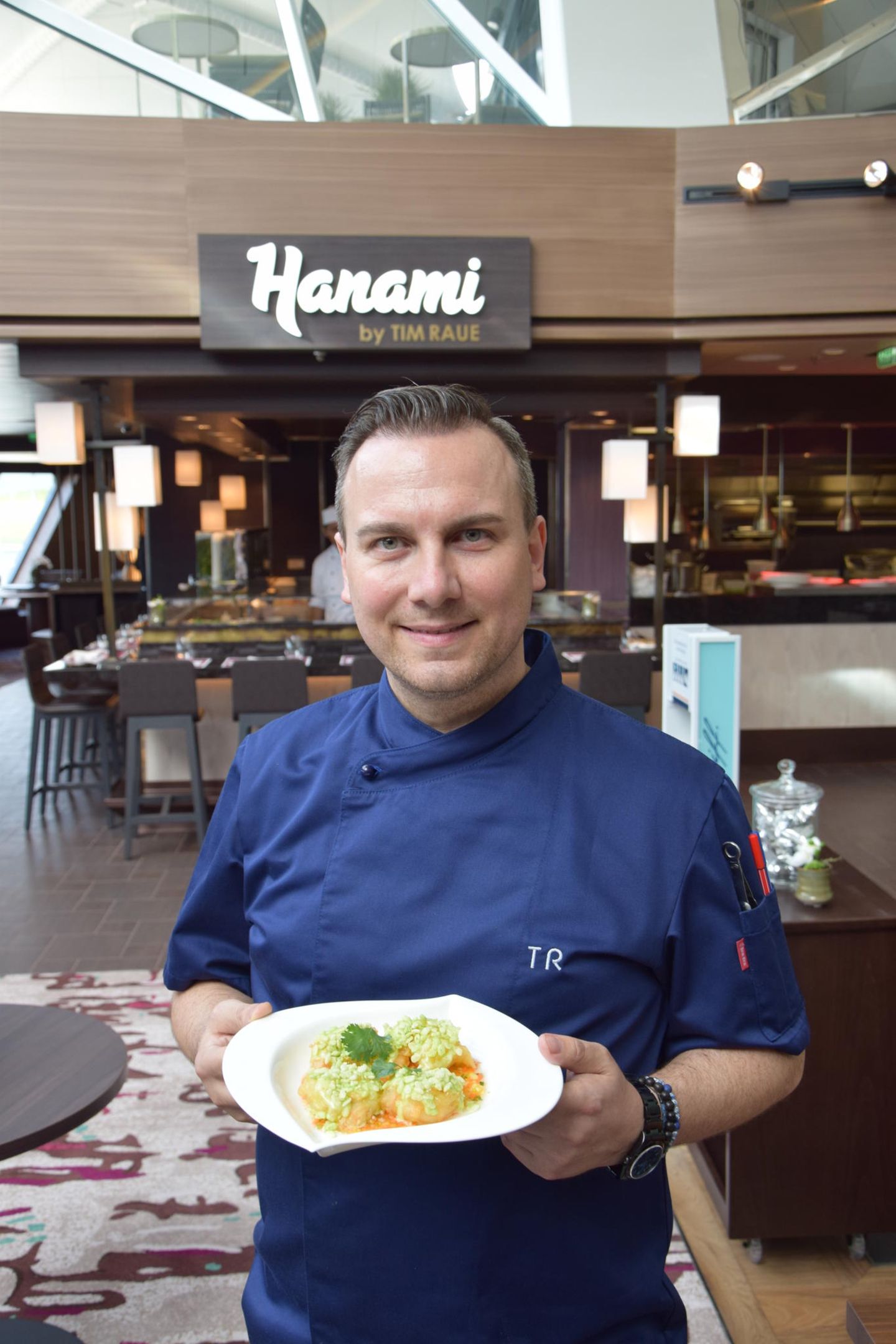 Tim Raue serviert eines seiner Signature-Gerichte: Wasabi-Garnele