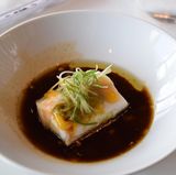 Im Hauptrestaurant 66 Euro. An Bord nur 9,70 Euro: Gedämpfter Zander mit Ingwer und Lauch in einer kostengünstigeren Variante des Sojasuds. 