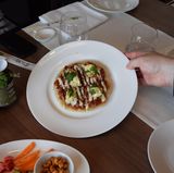 Japanische Pizza mit Thunfischtatar, Ingwer, Sesam, Koriander und scharfer Chilisauce gibt es auf "Mein Schiff 6" bereits für 7,90 Euro