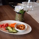 Ein paar Snacks vorweg: Nüsse und eingelegtes Gemüse.