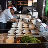 Die Mitarbeiter des "Hanami" stammen aus den Philippinen und Bali. Das ist Tim Raue besonders wichtig. "Ich wollte keinen einzigen Weißen in der Küche haben", sagt Raue. "Die Jungs und Mädels haben ein asiatisches Geschmacksempfinden, genau das, was wir hier haben wollen."