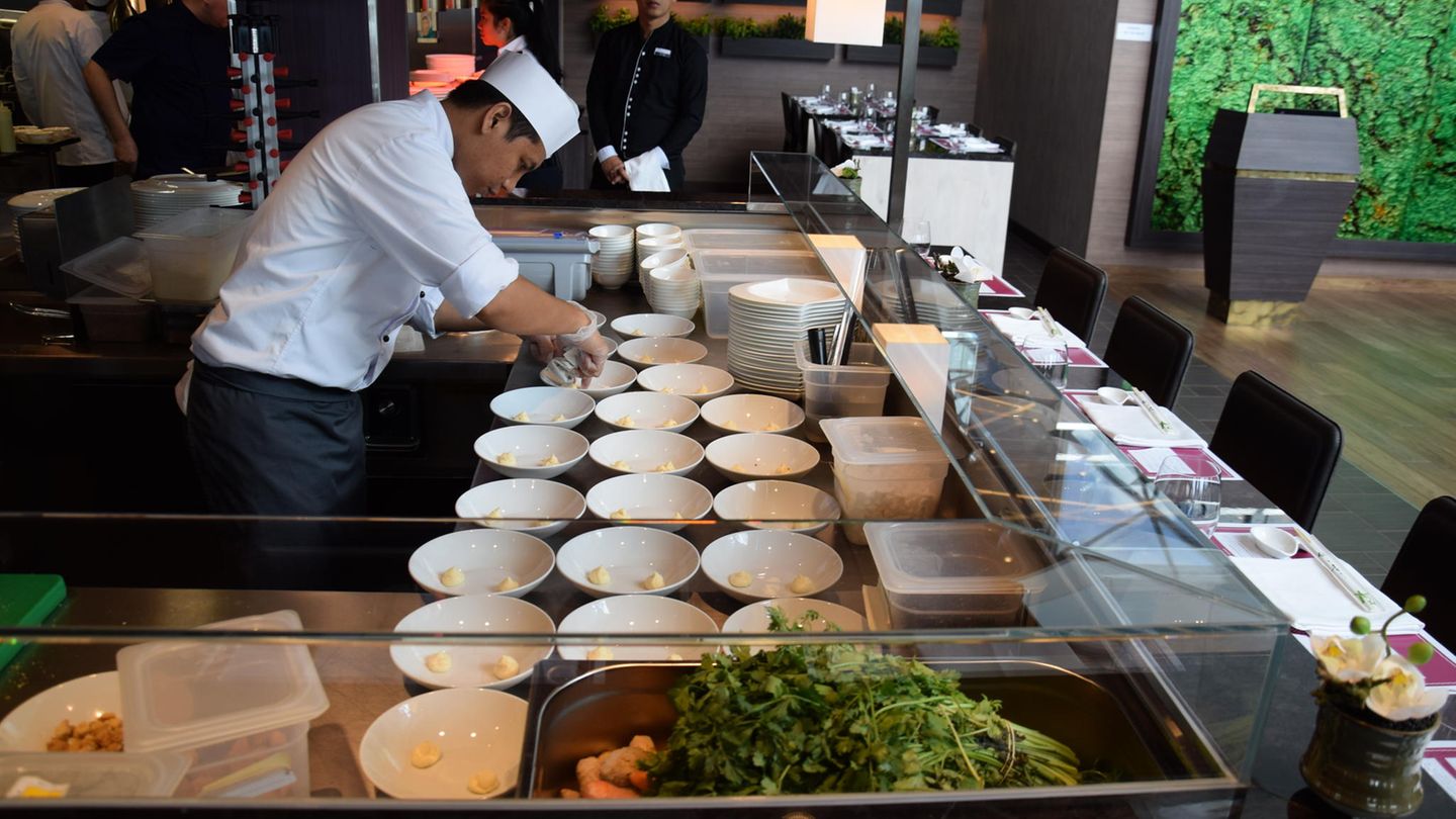 Restaurant auf Mein Schiff 6: Die Mitarbeiter des "Hanami" stammen aus den Philippinen und Bali. Das ist Tim Raue besonders wichtig. "Ich wollte keinen einzigen Weißen in der Küche haben", sagt Raue. "Die Jungs und Mädels haben ein asiatisches Geschmacksempfinden, genau das, was wir hier haben wollen." Die Mitarbeiter des "Hanami" stammen aus den Philippinen und Bali. Das ist Tim Raue besonders wichtig. "Ich wollte keinen einzigen Weißen in der Küche haben", sagt Raue. "Die Jungs und Mädels haben ein asiatisches Geschmacksempfinden, genau das, was wir hier haben wollen."