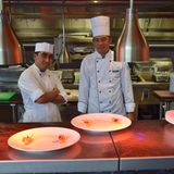 Dem Küchenteam kann man in der offenen Küche des Hanami über die Schulter gucken.