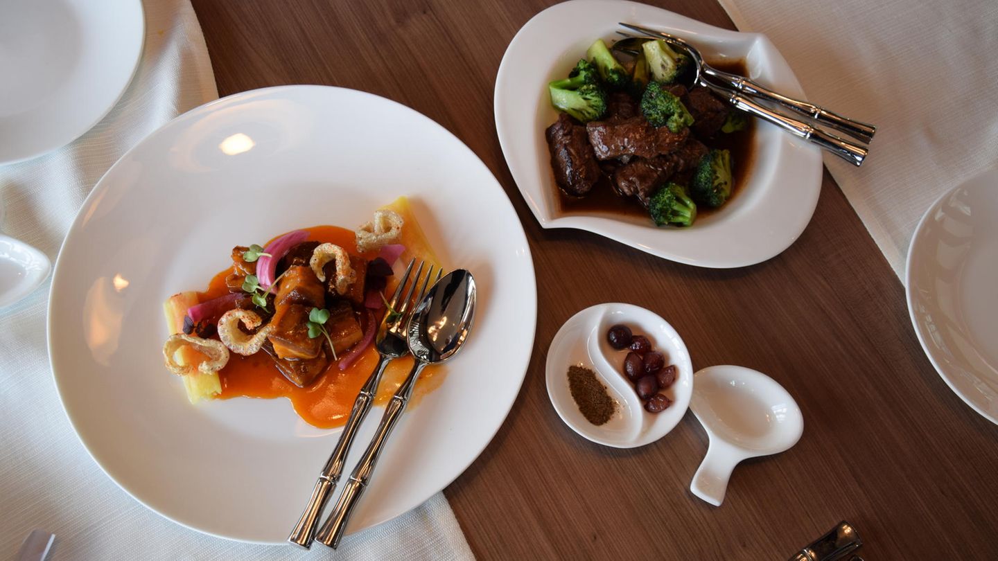 Die zwei Hauptgerichte: Wok-Rinderfilet und Schweine süß-sauer. Für Raue sind Messer übrigens überflüssig, er isst am liebsten mit dem Löffel, damit kann man die Saucen und Fonds am besten essen.