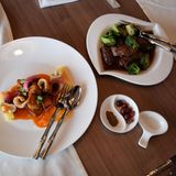 Die zwei Hauptgerichte: Wok-Rinderfilet und Schweine süß-sauer. Für Raue sind Messer übrigens überflüssig, er isst am liebsten mit dem Löffel, damit kann man die Saucen und Fonds am besten essen.