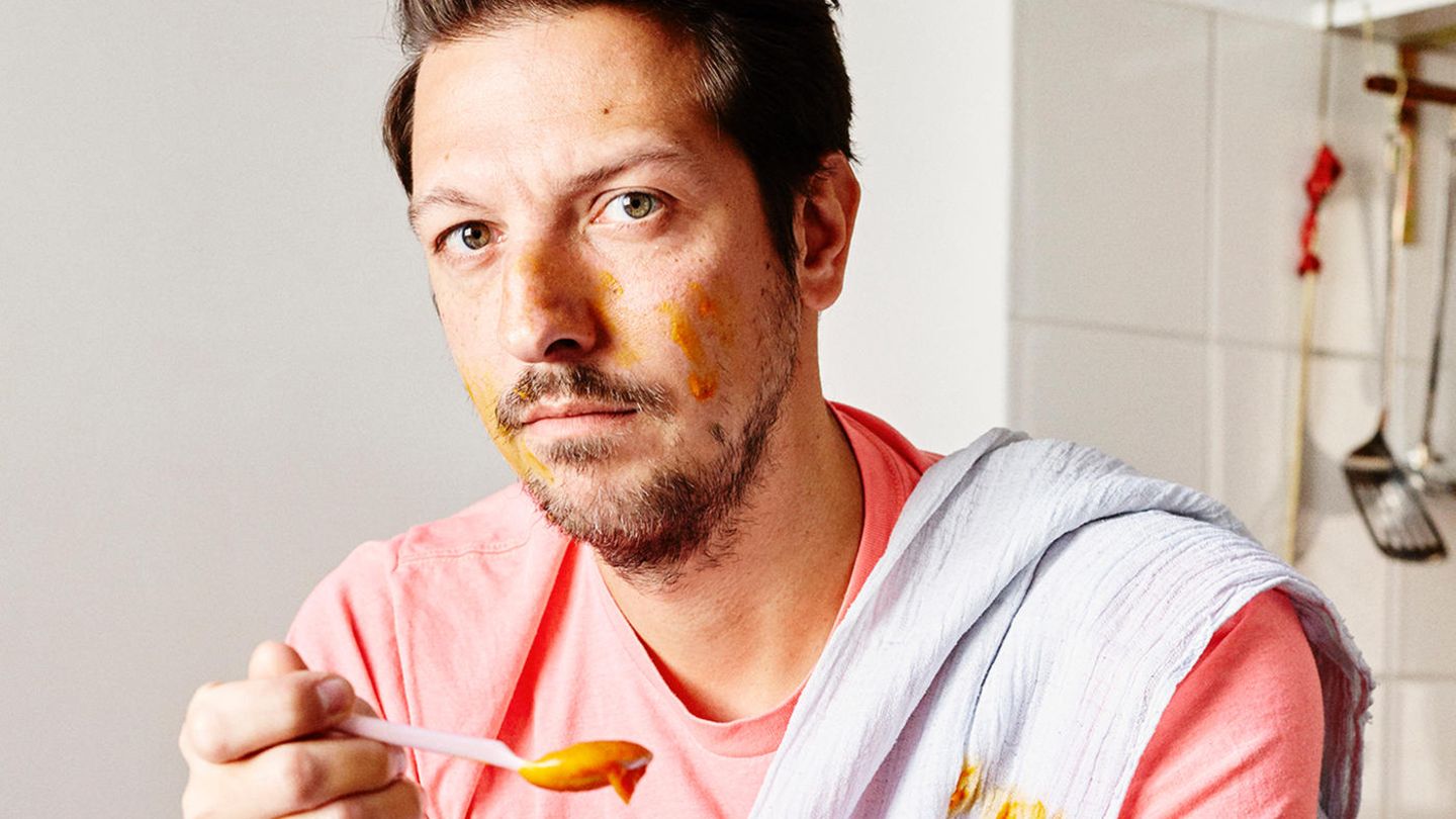 Thilo Mischke mit Babynahrung