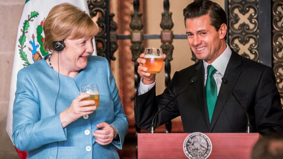 Angela Merkel in Lateinamerika: Angela Merkel und Mexikos Präsident Enrique Pena stoßen mit Bier an Angela Merkel und Mexikos Präsident Enrique Pena stoßen mit Bier an
