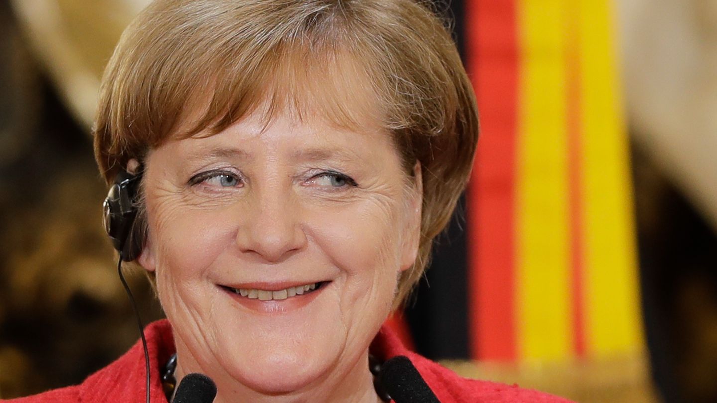 Bundeskanzlerin Angela Merkel lächelt in Buenos Aires in Argentinien auf einer Pressekonferenz