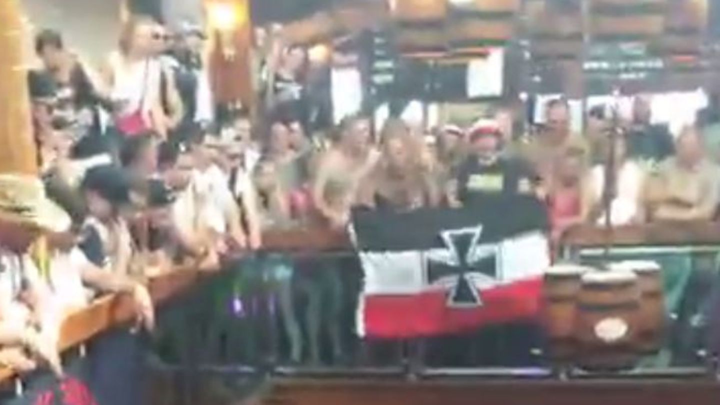 Die Nazi-Reisegruppe zeigte im Bierkönig auf Mallorca die Reichskriegsflagge