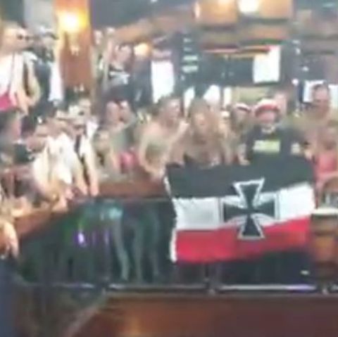 Die Nazi-Reisegruppe zeigte im Bierkönig auf Mallorca die Reichskriegsflagge