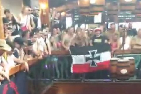 Die Nazi-Reisegruppe zeigte im Bierkönig auf Mallorca die Reichskriegsflagge