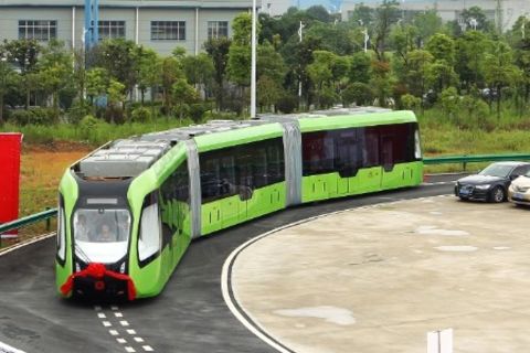 Verkehrsprojekt aus China: Revolution oder Schnapsidee? Diese Straßenbahn fährt völlig ohne Schienen