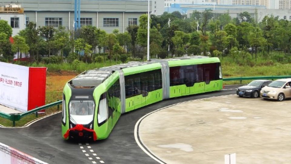 Verkehrsprojekt aus China: Revolution oder Schnapsidee? Diese Straßenbahn fährt völlig ohne Schienen