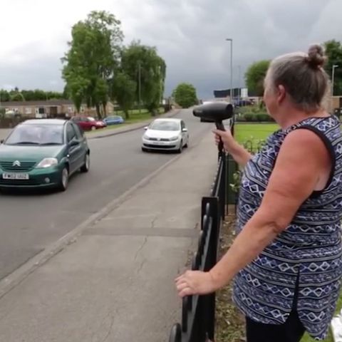 Kreative Selbstjustiz: Diese patente Oma narrt reihenweise Raser