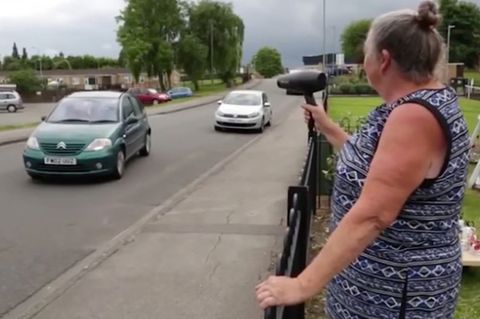 Kreative Selbstjustiz: Diese patente Oma narrt reihenweise Raser