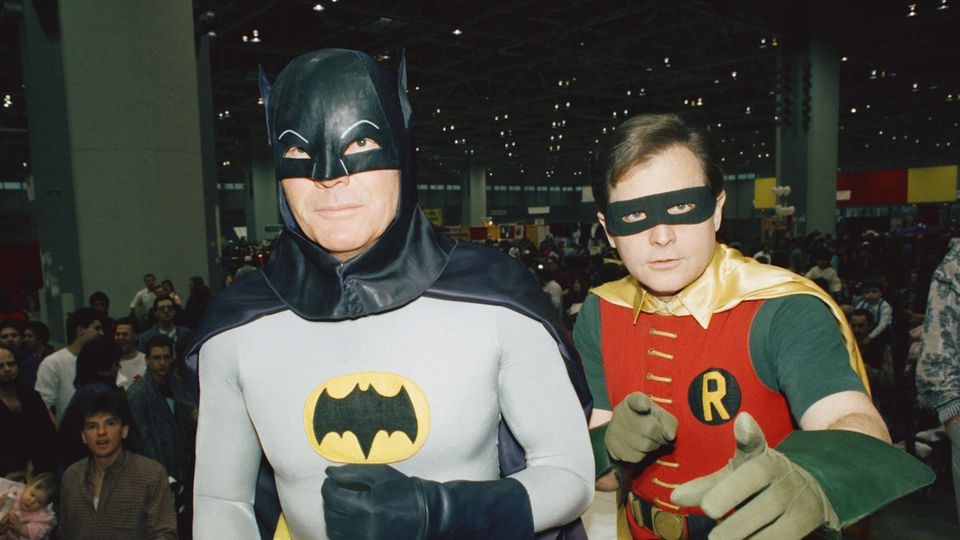 Schauspieler Adam West (l.) als "Batman" mit Burt Ward als "Robin" auf einer Veranstaltung im Jahr 1989