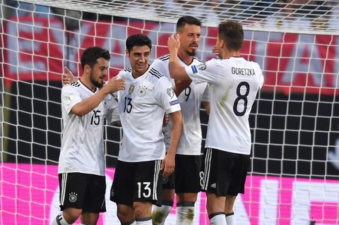 Sandro Wagner (2.v.r.) steuerte drei Tore zum Sieg über San Marino bei