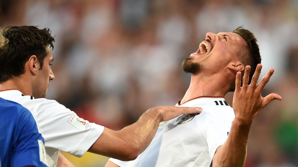 DFB-Stürmer Sandro Wagner jubelt nach einem Tor gegen San Marino zurückgelehnt den Himmel an