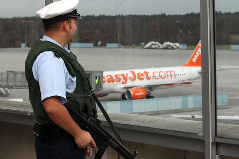 Ein Bundespolizist am Flughafen Köln-Bonn (Symbolbild)