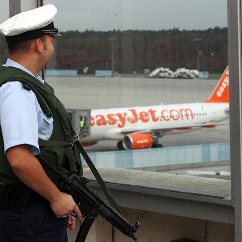 Ein Bundespolizist am Flughafen Köln-Bonn (Symbolbild)