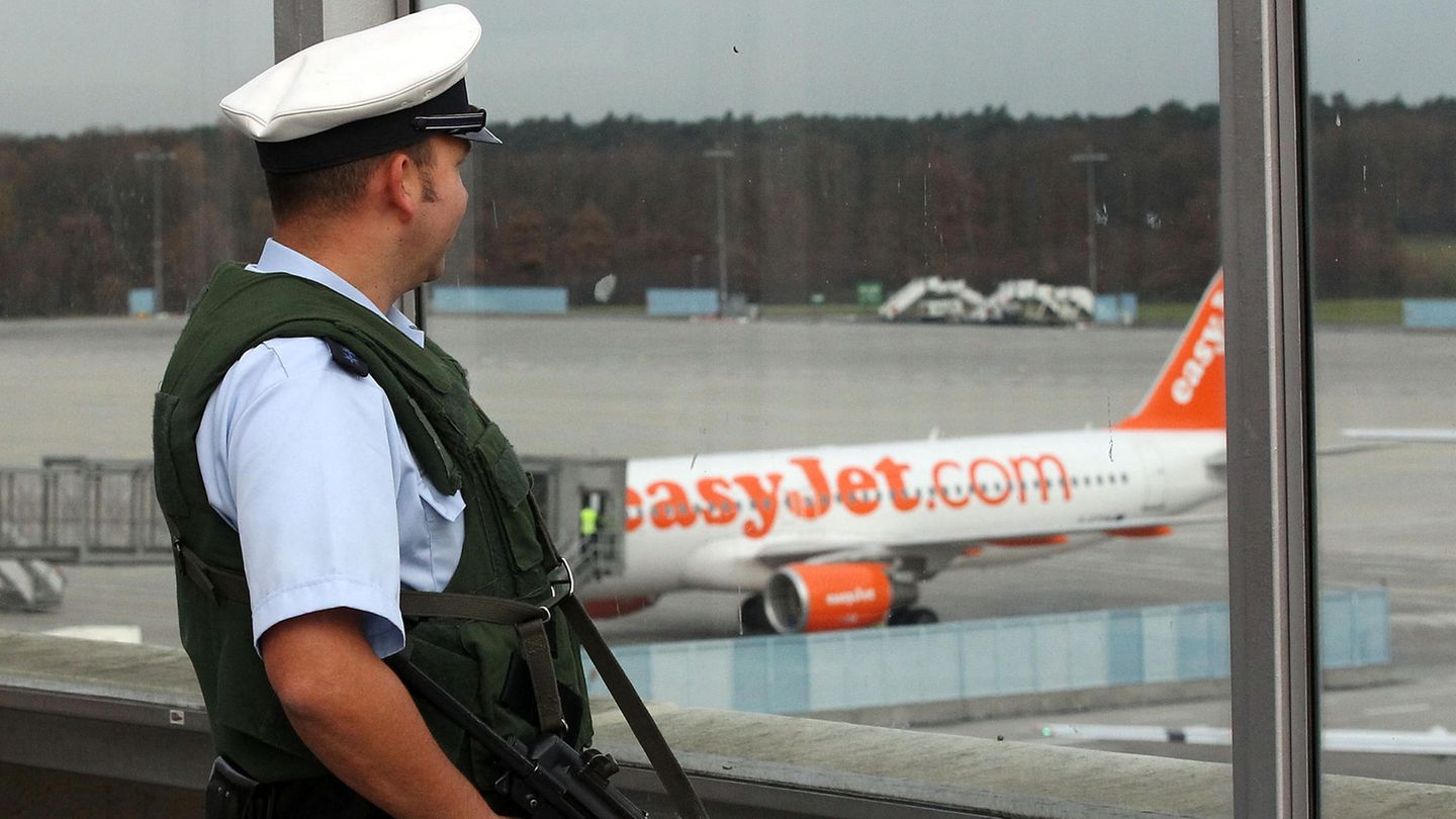Ein Bundespolizist am Flughafen Köln-Bonn (Symbolbild)