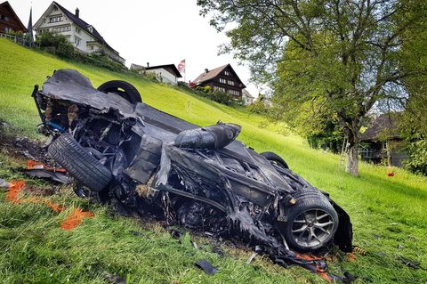 Vom weißen Sportwagen ist nur noch ein schwarzer Klumpen übrig - sein Lenker Richard Hammond blieb nahezu unverletzt