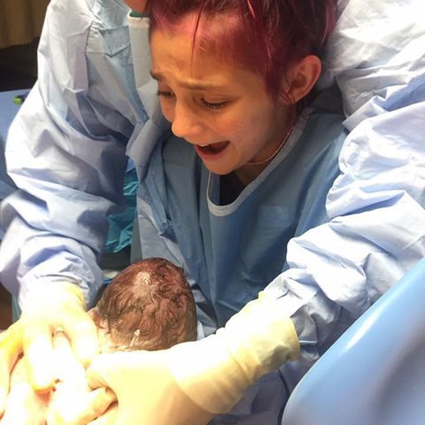 Die 12-jährige Jacee hilft ihrem kleinen Bruder Cayson auf die Welt