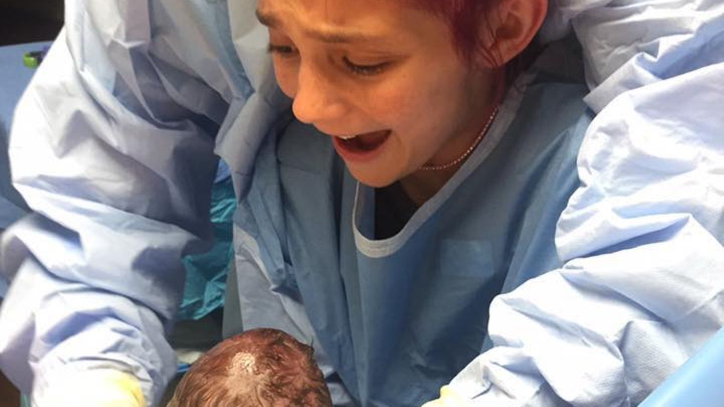 Die 12-jährige Jacee hilft ihrem kleinen Bruder Cayson auf die Welt