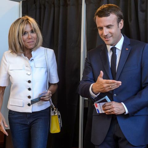 Emmanuel Macron und seine Frau Brigitte verlassen ihre jeweiligen Wahlkabinen bei der Wahl in Frankreich