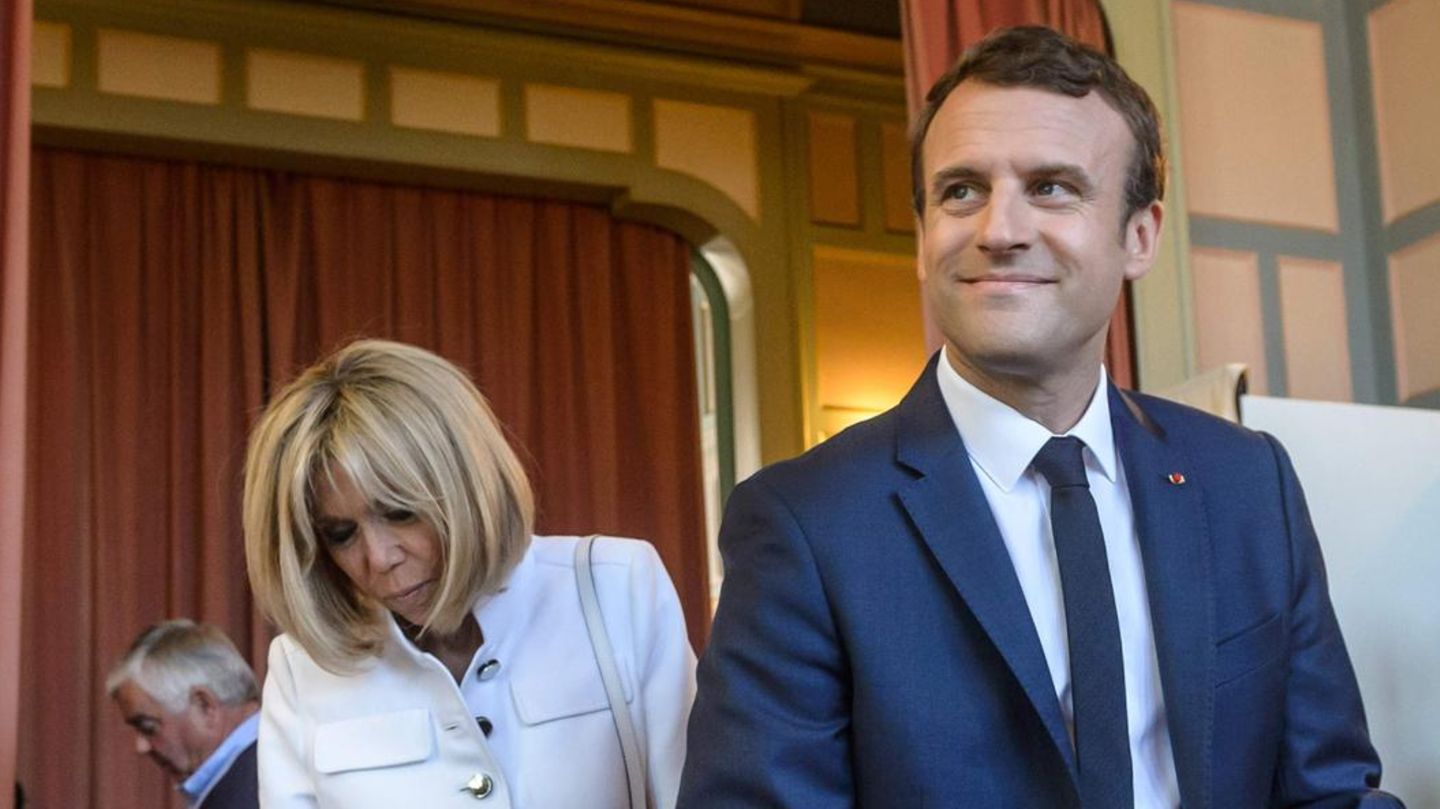 Emmanuel Macron und seine Frau Brigitte geben Stimme bei der Frankreich-Wahl