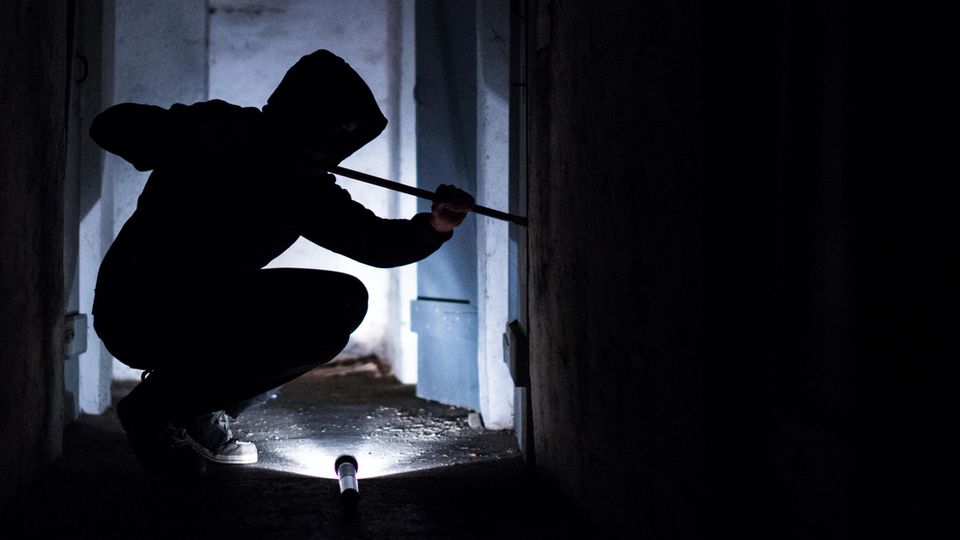 Mangelhafter Einbruchschutz: Ein Täter verschafft sich Zugang zu einem Haus (Symbolbild)