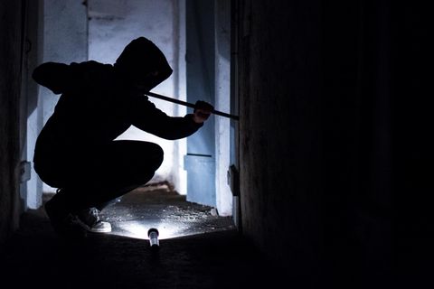 Mangelhafter Einbruchschutz: Ein Täter verschafft sich Zugang zu einem Haus (Symbolbild)