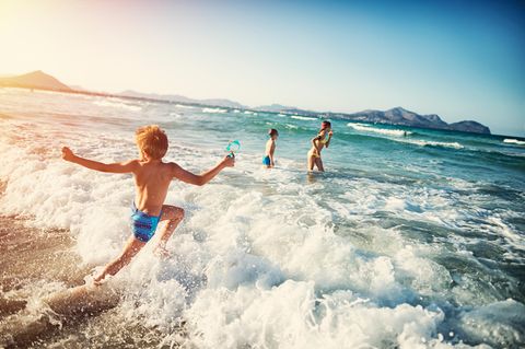 Kinder beim Baden. Sekundäres Ertrinken ist eine Gefahr