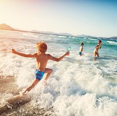Kinder beim Baden. Sekundäres Ertrinken ist eine Gefahr