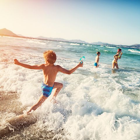 Kinder beim Baden. Sekundäres Ertrinken ist eine Gefahr