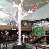 Das Interieur ist puristisch gehalten mit asiatischen Kunstwerken. Der Baum mit Kranichen des britischen Künstlers Richard Sweeney in der Mitte des Raumes ist das Highlight der Raumgestaltung.