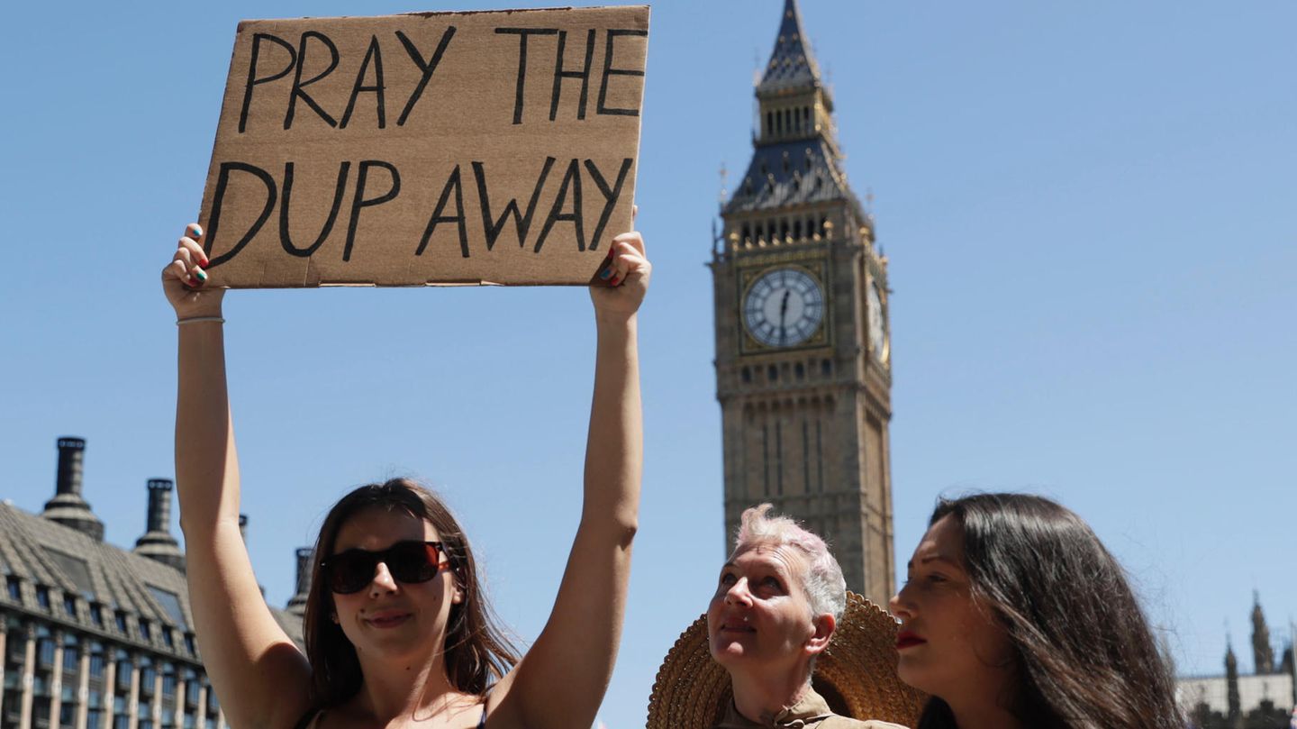 Protest gegen eine Regierungsbeteilung der DUP in London