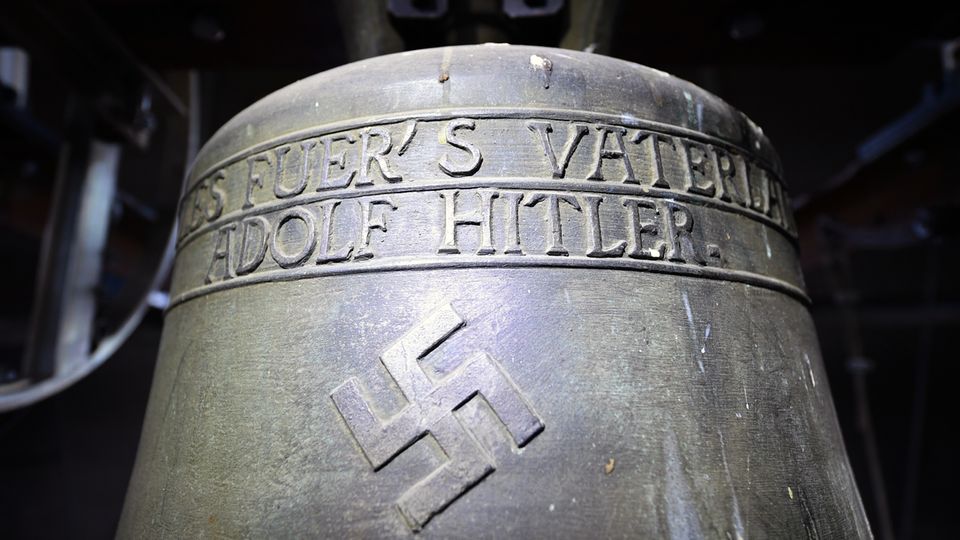 In der Kirche St. Jakob in Herxheim (Rheinland-Pfalz) hängt im Glockenturm eine Bronzeglocke mit Hakenkreuz und dem Spruch "Alles fuer's Vaterland - Adolf Hitler".