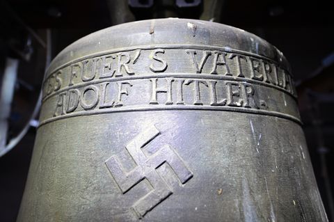 In der Kirche St. Jakob in Herxheim (Rheinland-Pfalz) hängt im Glockenturm eine Bronzeglocke mit Hakenkreuz und dem Spruch "Alles fuer's Vaterland - Adolf Hitler".