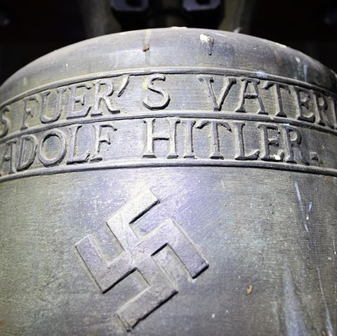 In der Kirche St. Jakob in Herxheim (Rheinland-Pfalz) hängt im Glockenturm eine Bronzeglocke mit Hakenkreuz und dem Spruch "Alles fuer's Vaterland - Adolf Hitler".